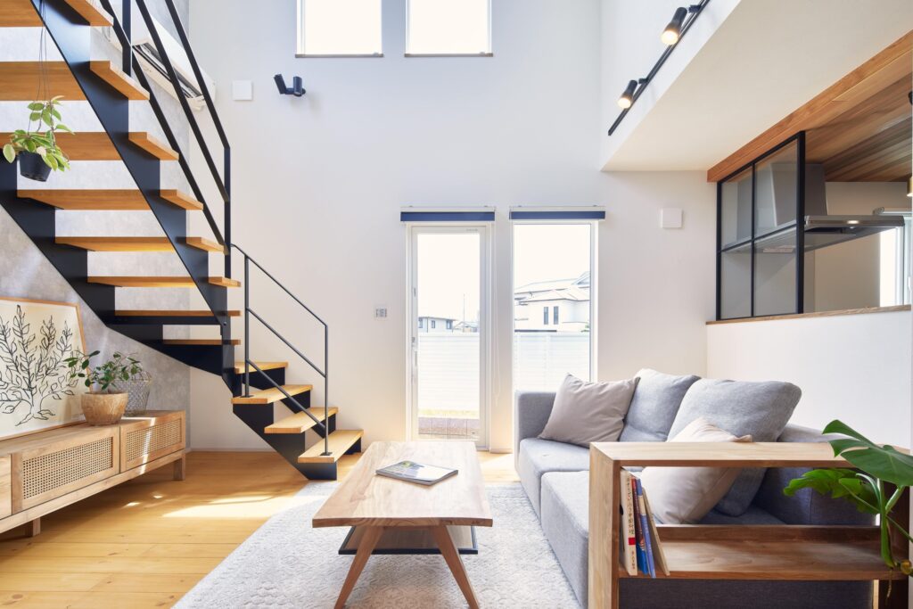 泉佐野市の注文住宅|吹き抜けのある北欧デザインLDK(自然素材)