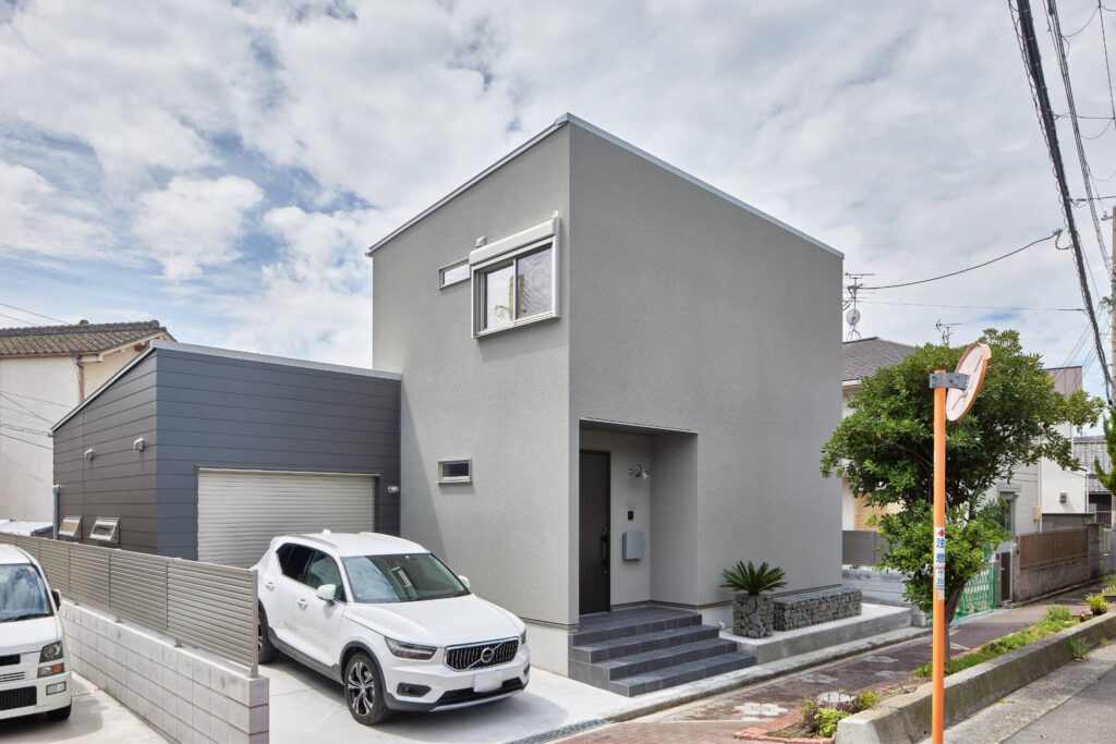 岸和田市のインナーガレージハウス外観｜ガルバリウムと吹付け塗装の外観デザイン