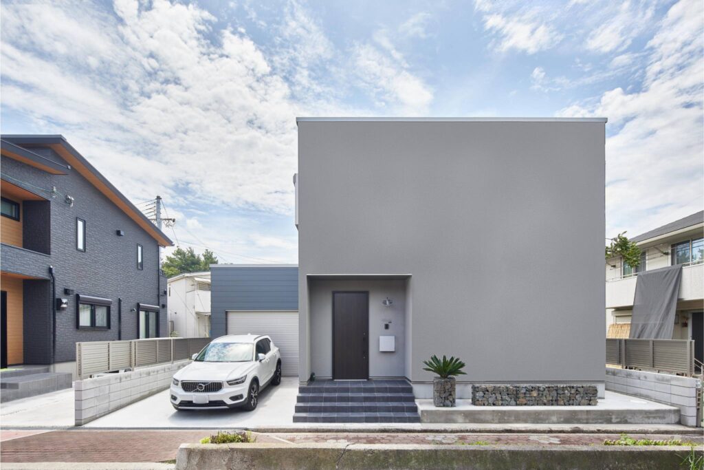 岸和田市のインナーガレージハウス外観｜ガルバリウムと吹付け塗装の外観デザイン