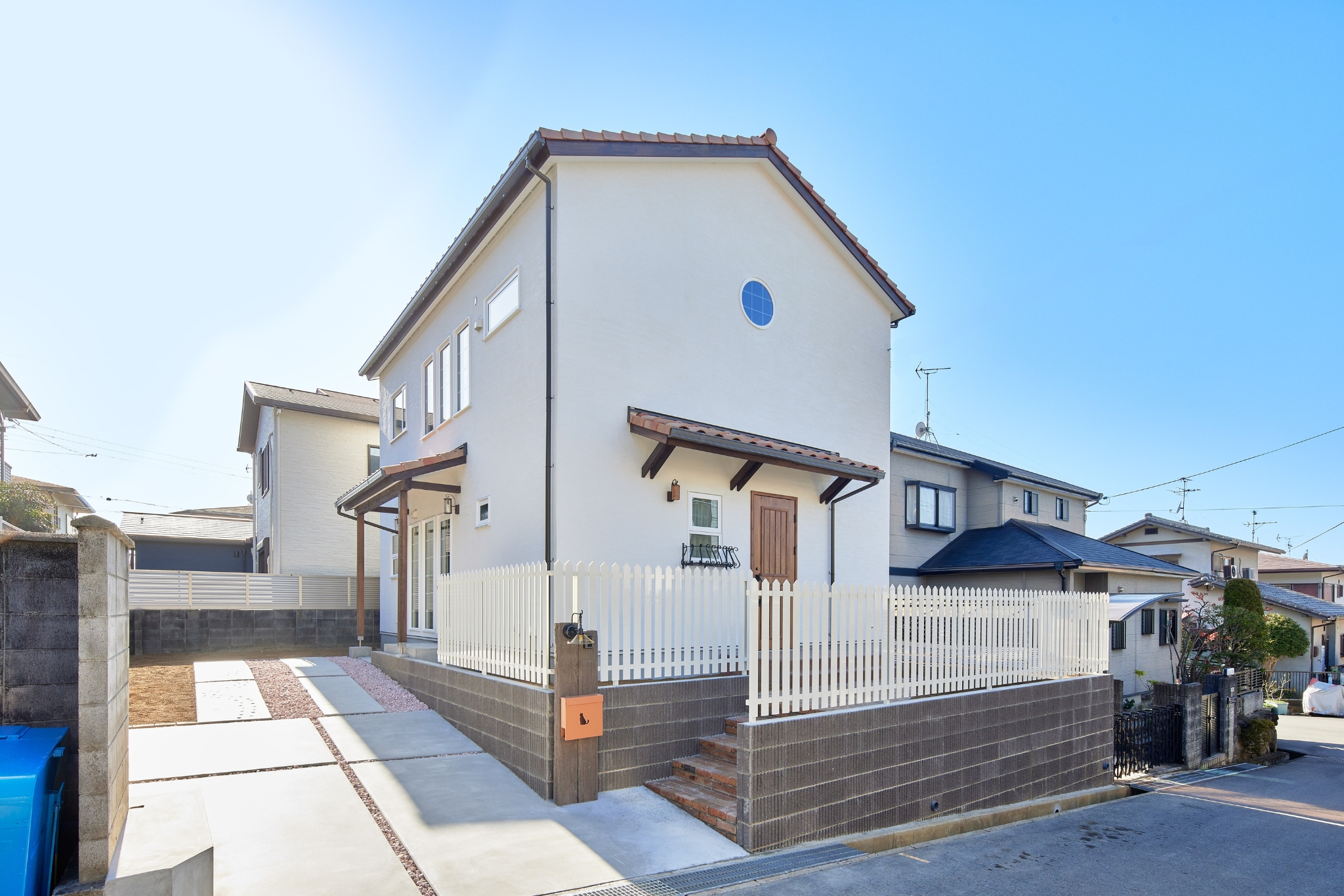 富田林市の注文住宅、丸窓と洋風瓦が印象的な白い南欧風住宅の外観