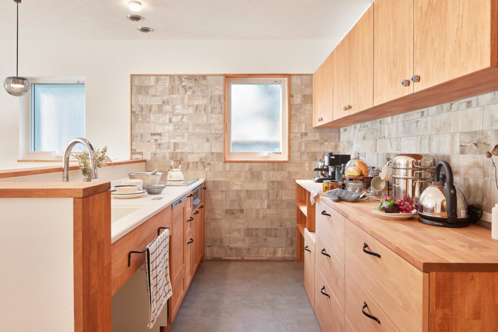 デザインタイルと造作家具が映える注文住宅のキッチン空間