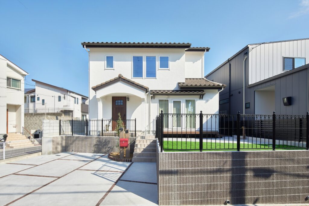 漆喰壁と洋瓦を組み合わせたフレンチカントリーテイストの住宅外観