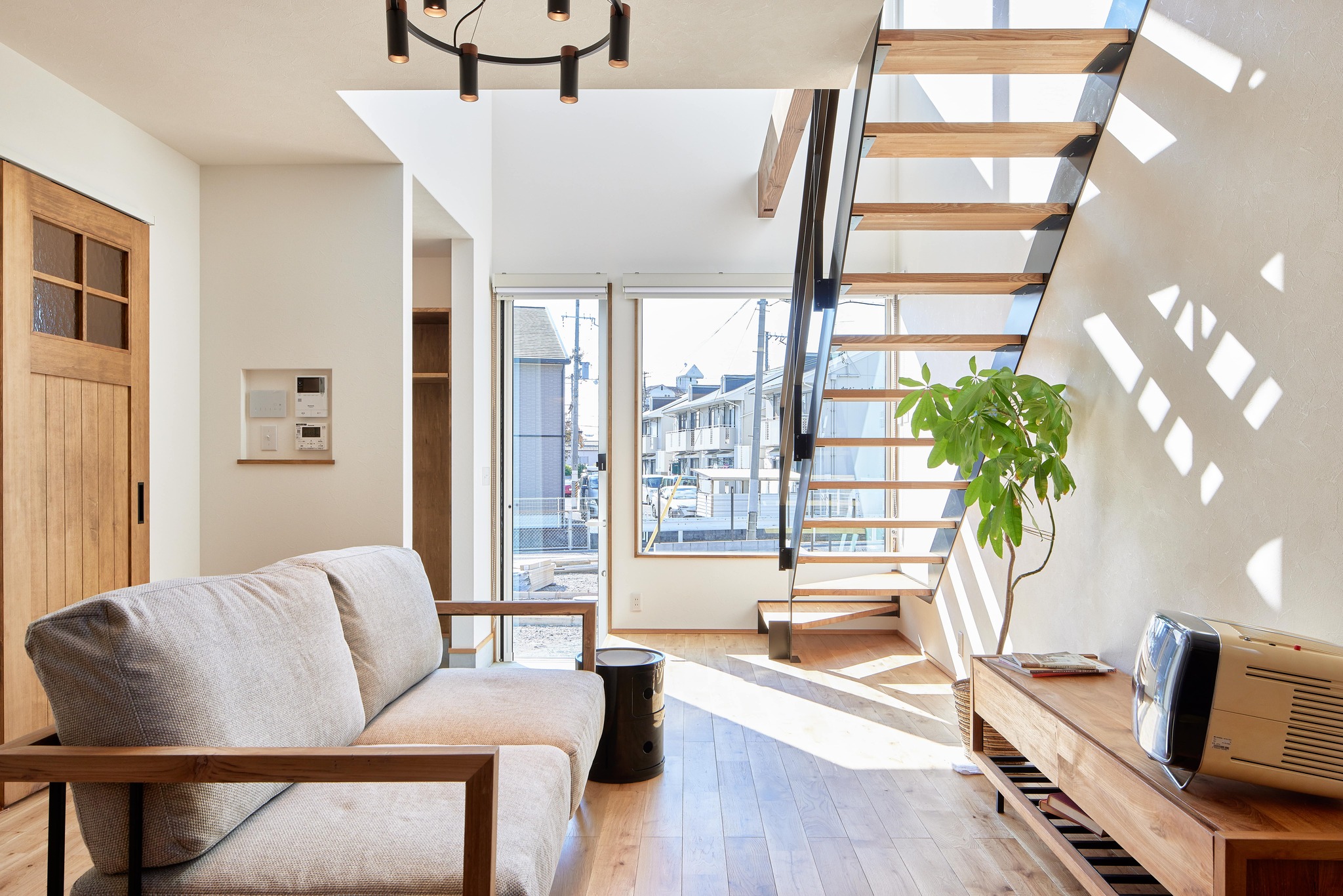 光と影が映える開放感のあるリビング空間