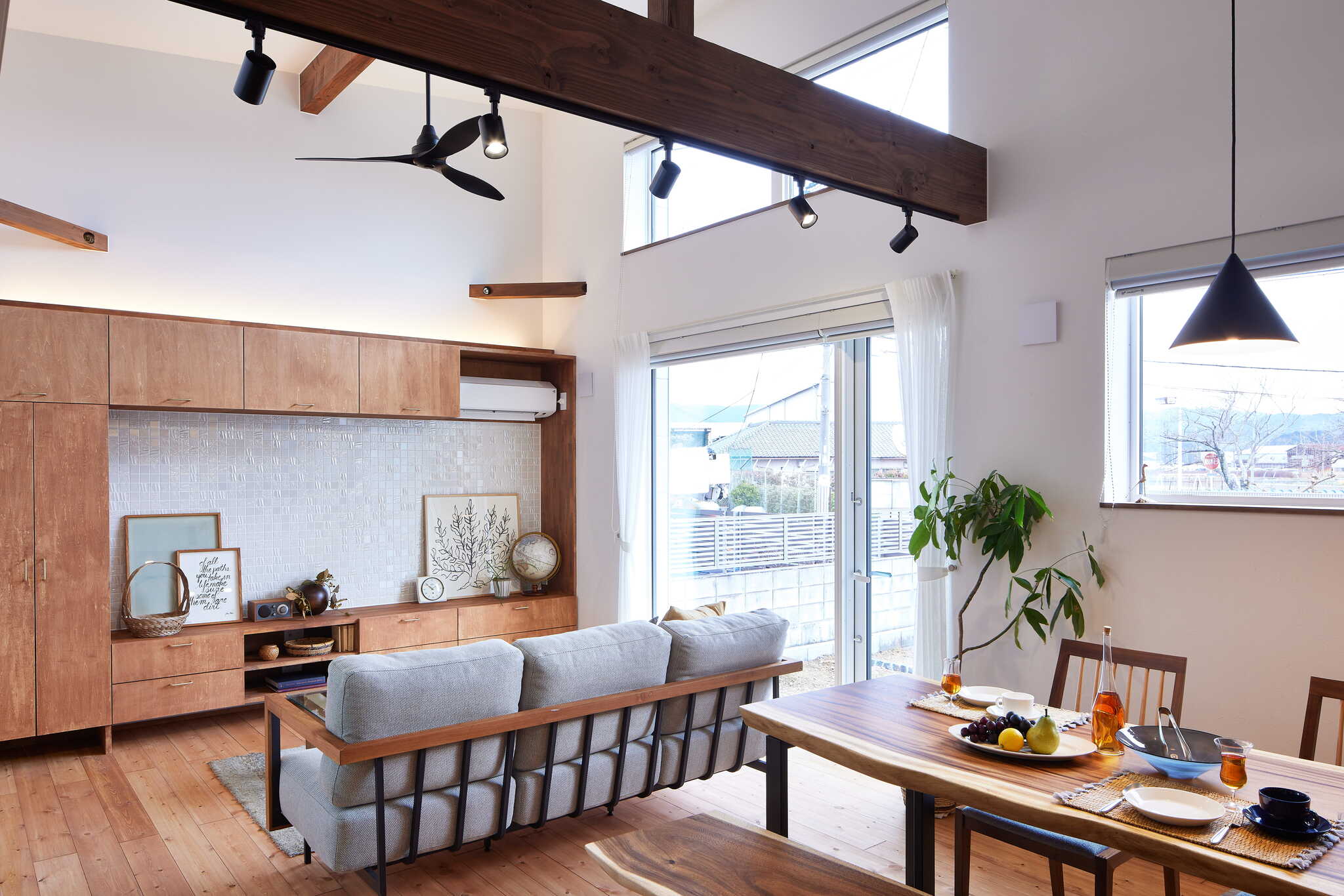 勾配天井と大梁が映える平屋のLDK