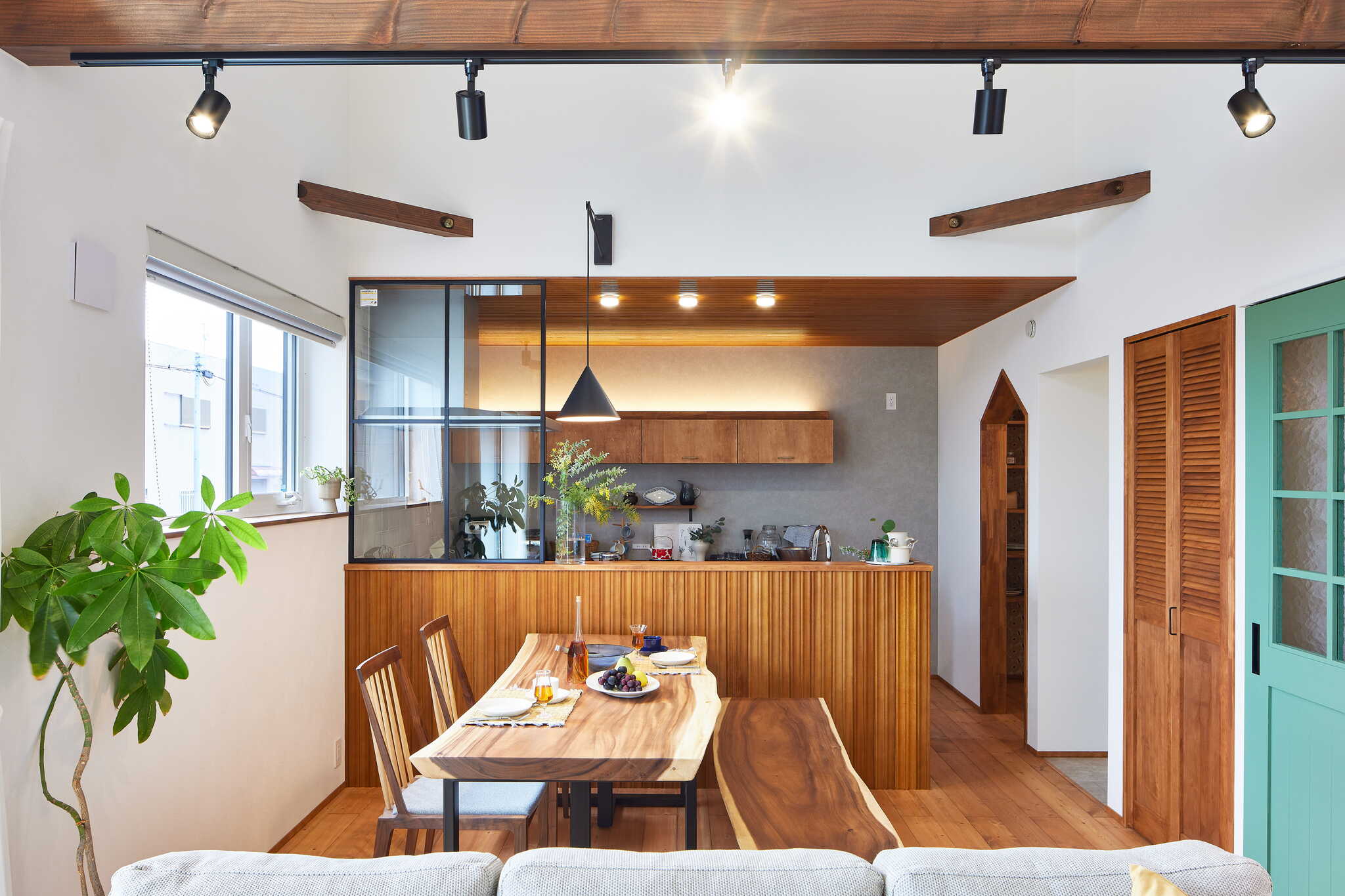 自然光が入る明るい平屋リビング