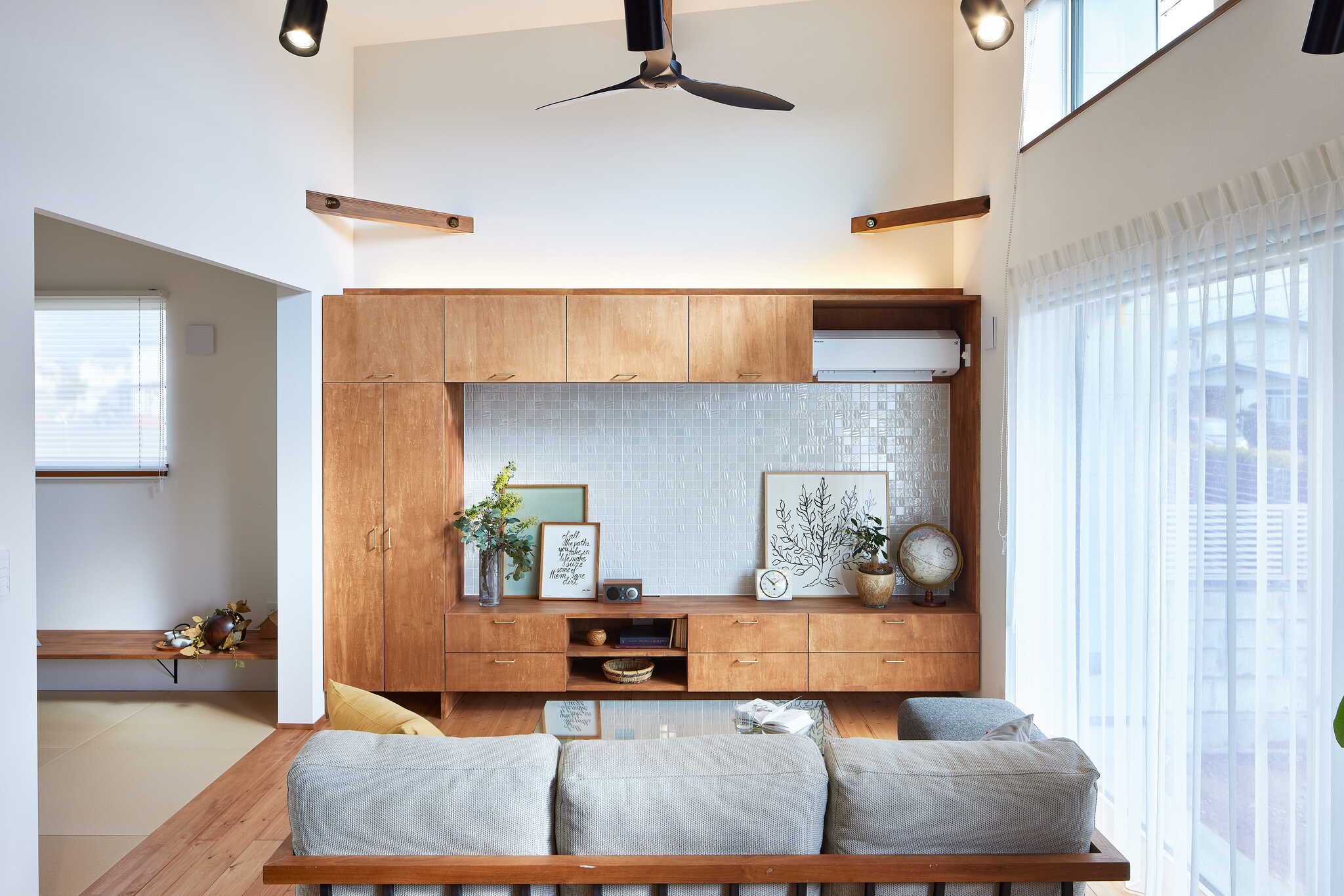 造作TVボードを設けた平屋のリビング収納