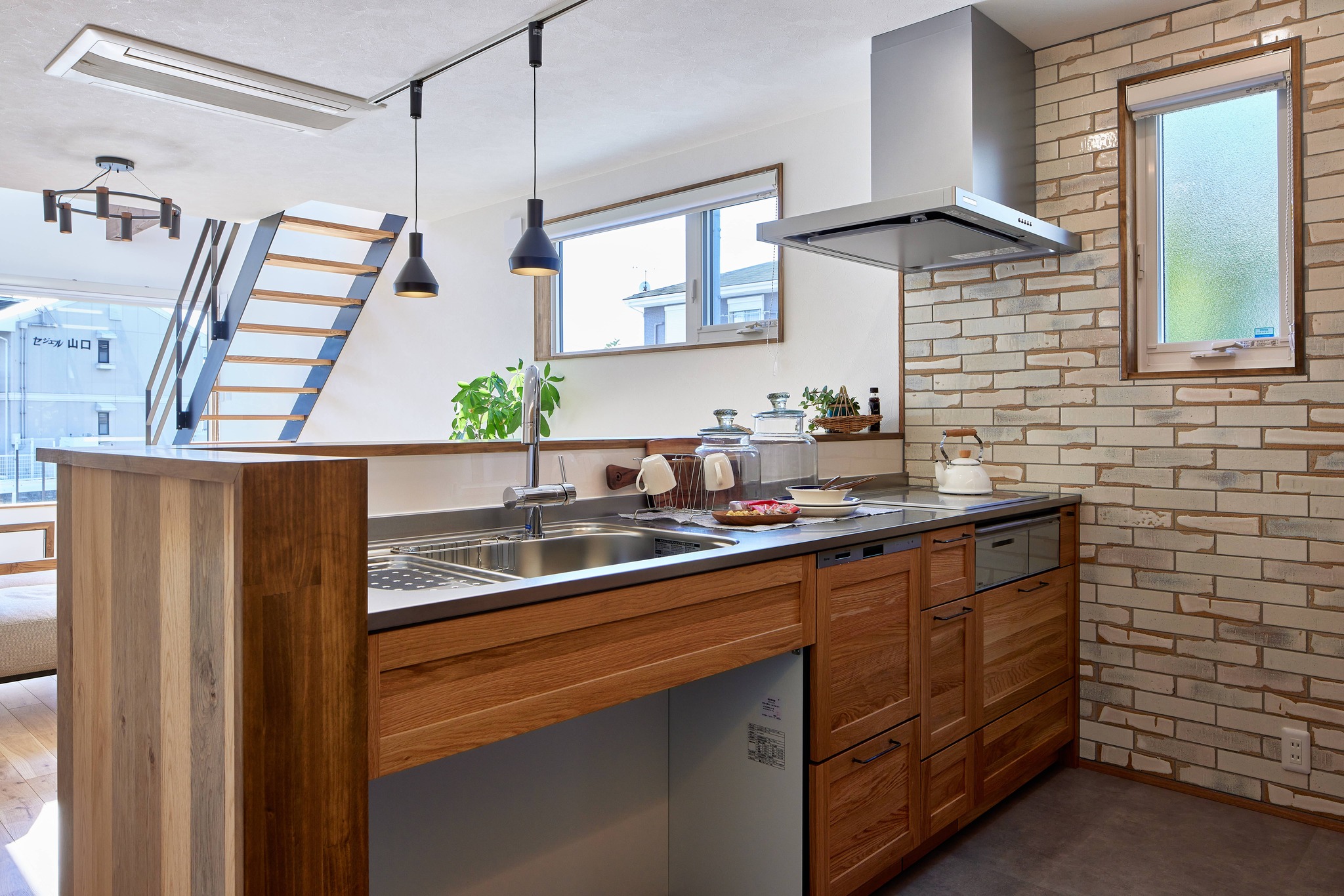 素材の質感が映える機能的で美しいキッチン