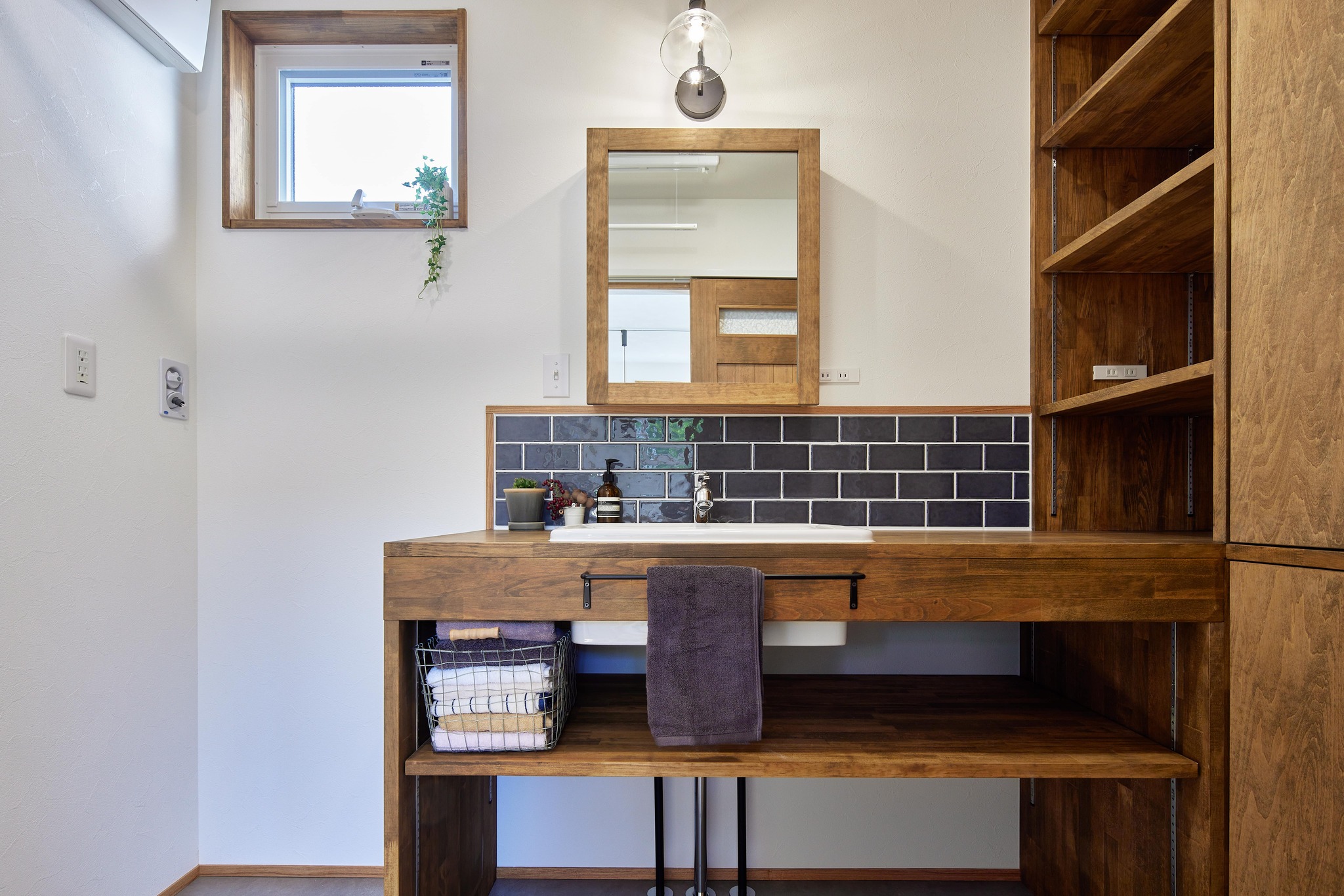木の温もりとタイルが調和した造作洗面台