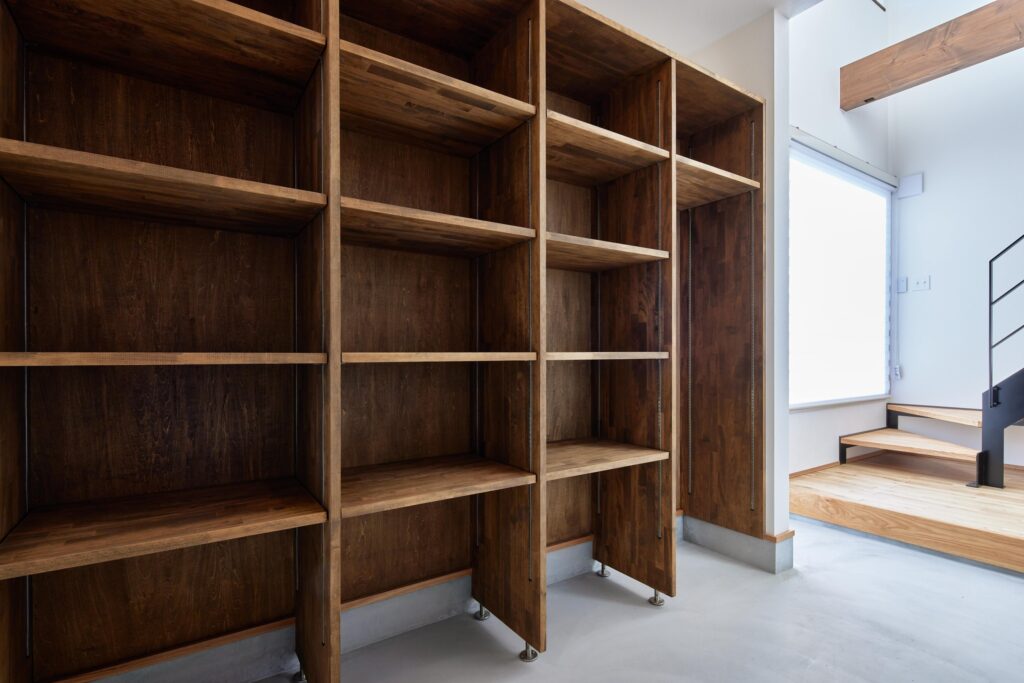 ベビーカーやアウトドア用品を収納しやすい土間収納