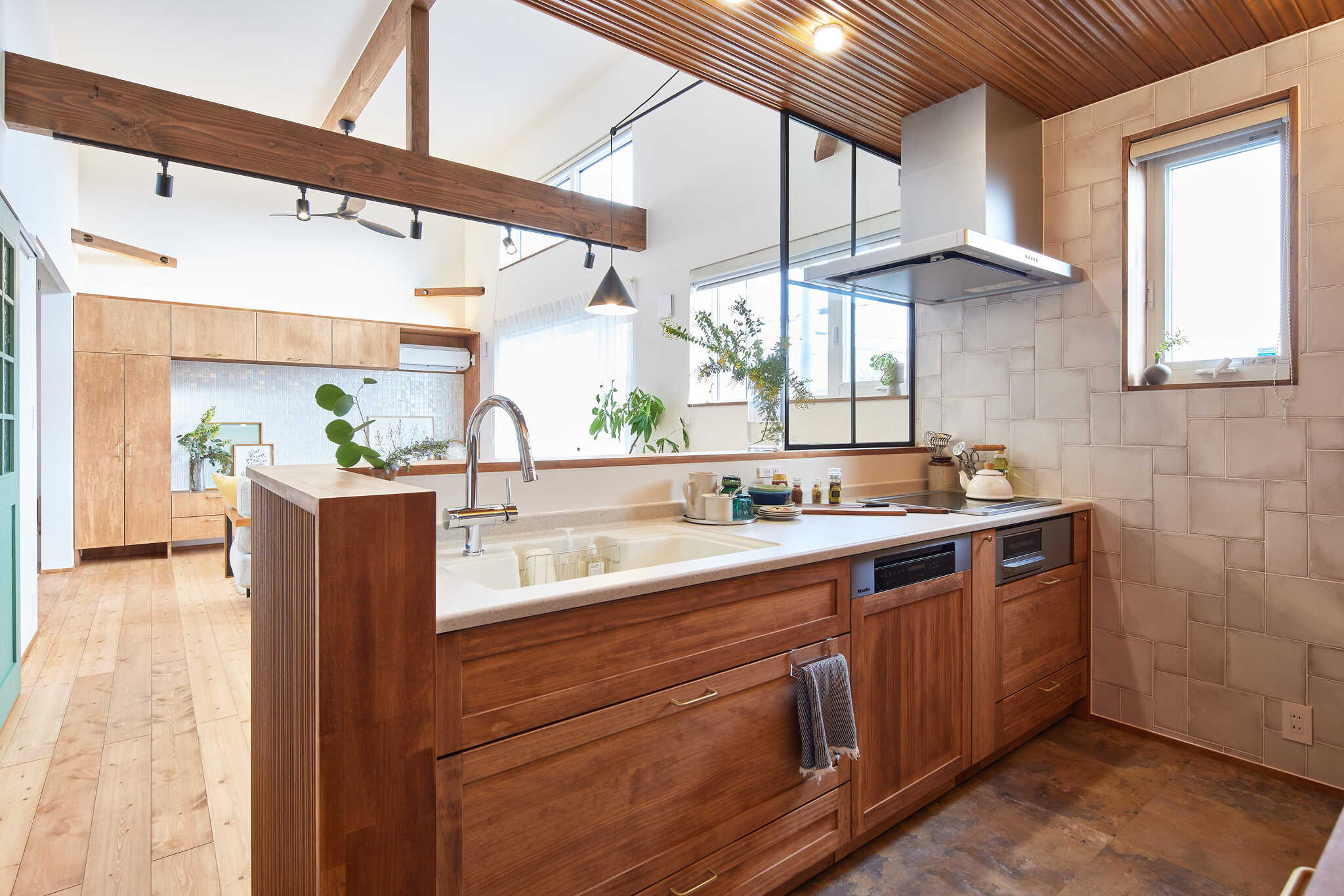 造作キッチンと家事ラク動線のある平屋