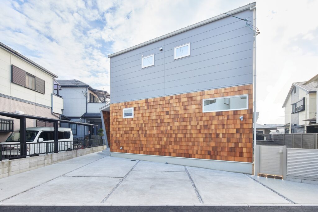 岸和田市の注文住宅、ガルバリウム外壁とレッドシダーが調和する家の外観