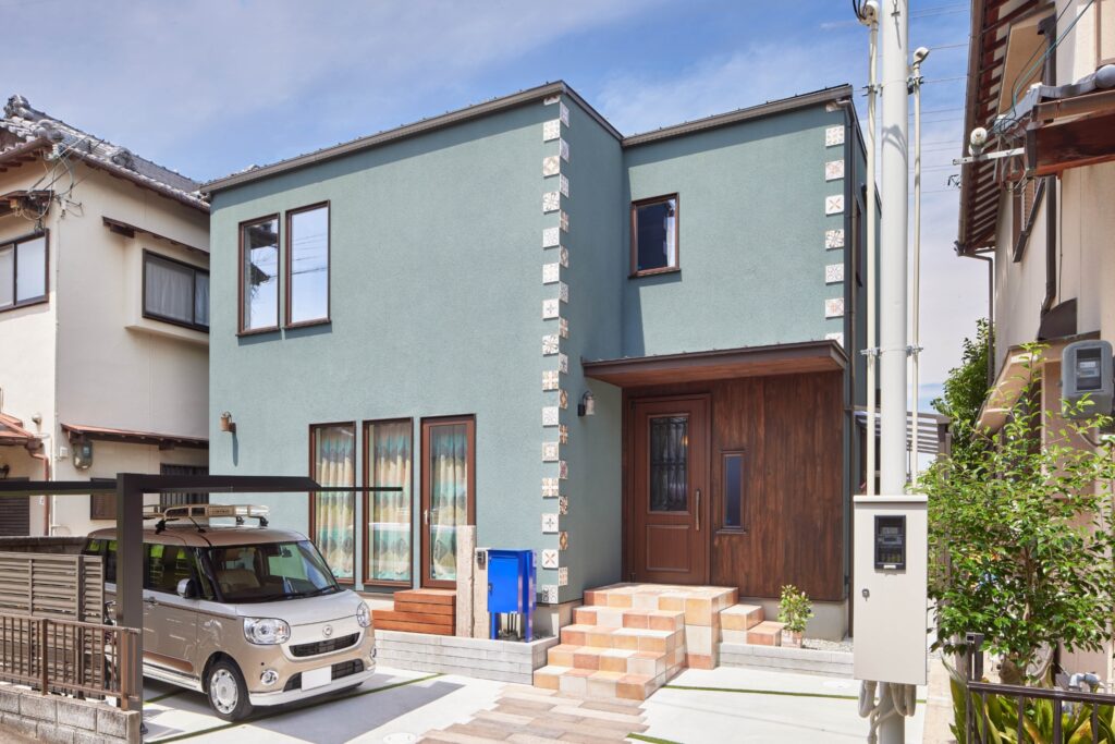 熊取町に建つグリーンの塗り壁と装飾タイルが印象的な注文住宅