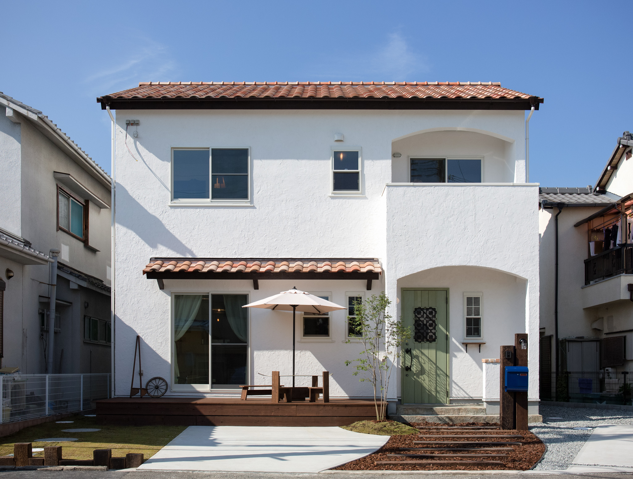 泉佐野市で建てた白い漆喰壁と瓦屋根のナチュラルカントリーな注文住宅
